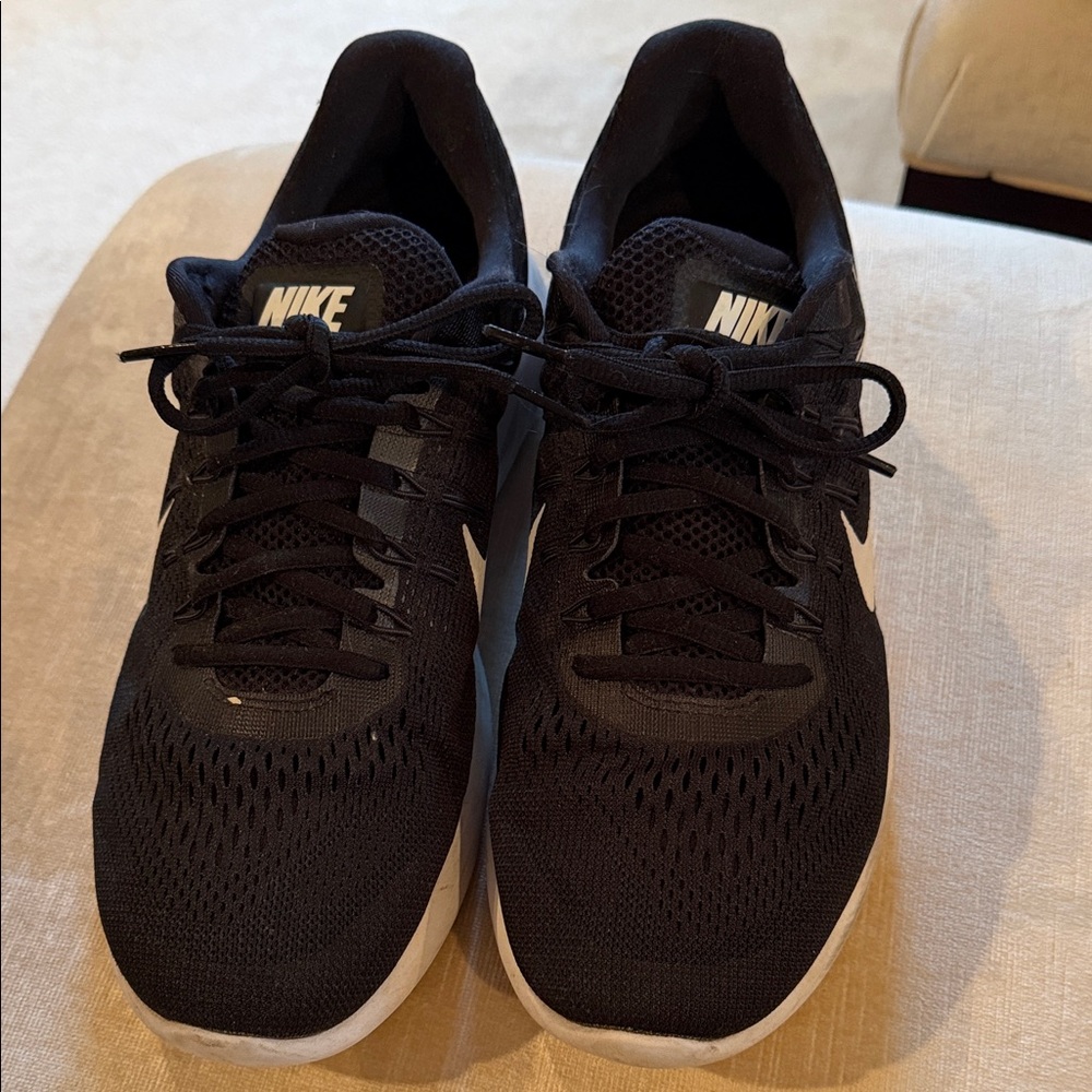 Nike Men's Black and White Runeasy Athletic Shoes